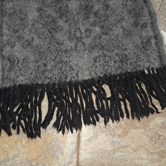 NWT Lord & Taylor Cashmere Scarf Pink  Gray with Floral Print & Fringe Tassels - Picture 8 of 11